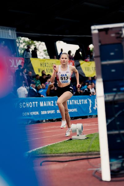 Sina Ehrhardt (LG Rhein-Wied) am 29.05.2022 waehrend der Deutschen Meisterschaften Langstaffel im Otto-Schott-Sportzentrum in Mainz